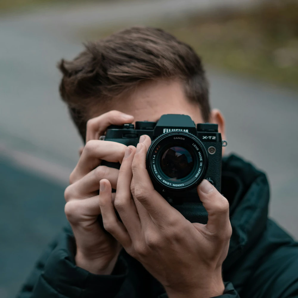 Fotografer membidik ke arah kamera; foto stok