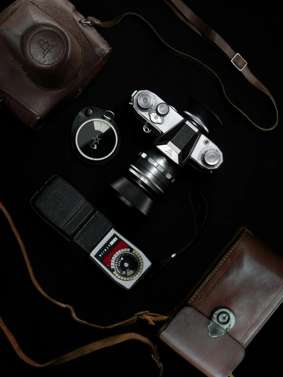 Kamera analog di atas meja hitam; foto stok