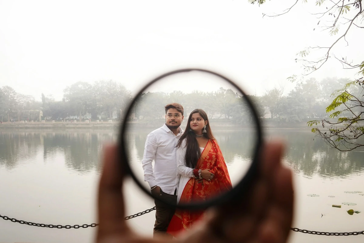Pasangan terlihat melalui lensa; foto stok