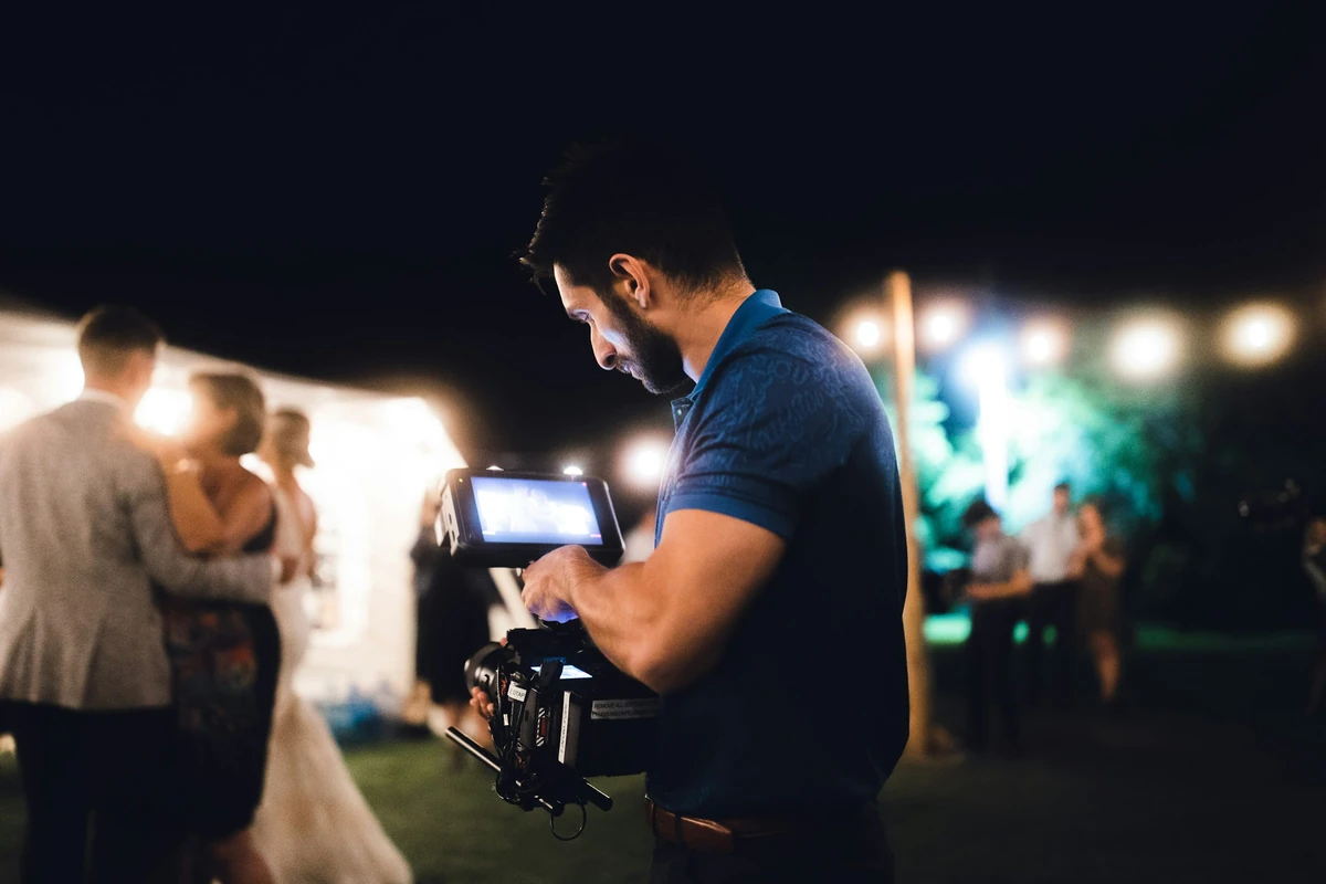 Videografer merekam pesta malam; foto stok