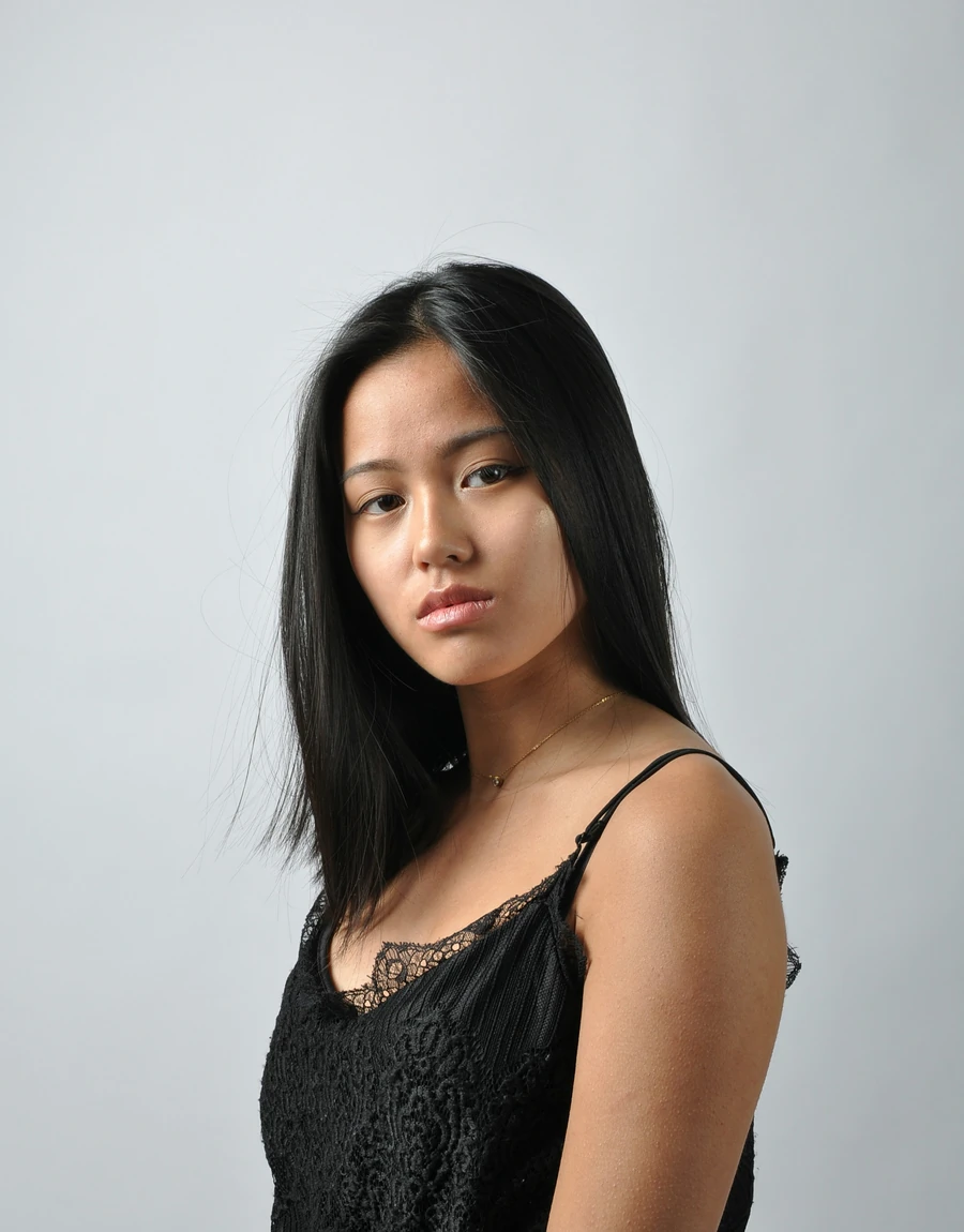 Potret perempuan bergaun hitam; foto stok