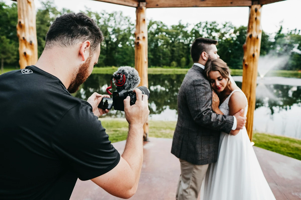 Fotografer memotret pasangan pengantin; foto stok